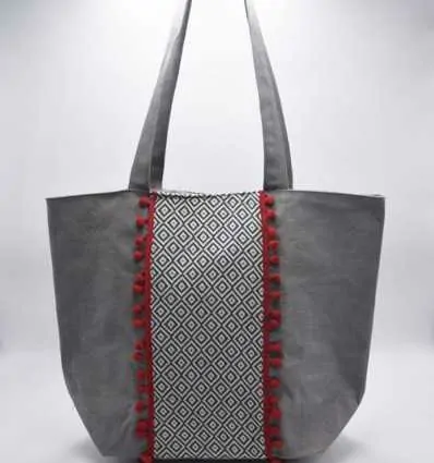 Sac Saint Tropez gris motifs en chevron et pompons rouge Fouta Tunisia - 2